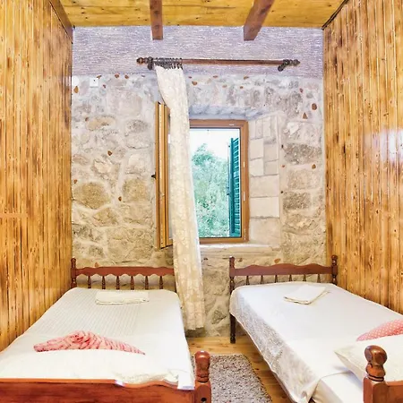 2 Bedroom Stunning In Herceg Novi Сasa de vacaciones Sitnica