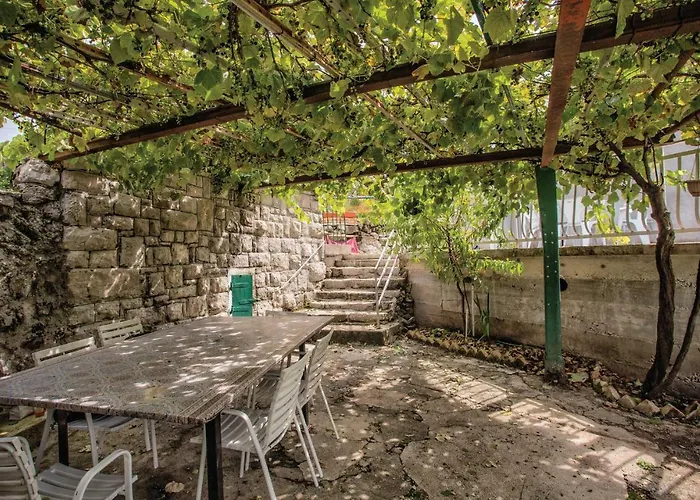 2 Bedroom Stunning In Herceg Novi Vakantiehuis Sitnica