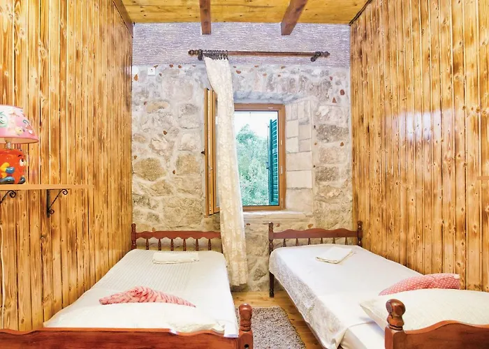 2 Bedroom Stunning In Herceg Novi Vakantiehuis Sitnica