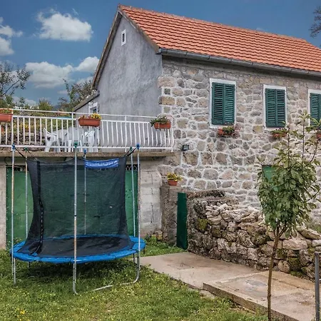 2 Bedroom Stunning In Herceg Novi Holiday home *