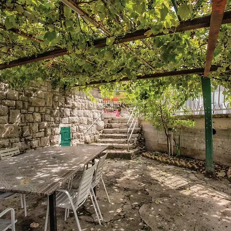 2 Bedroom Stunning In Herceg Novi Holiday home Dubravka